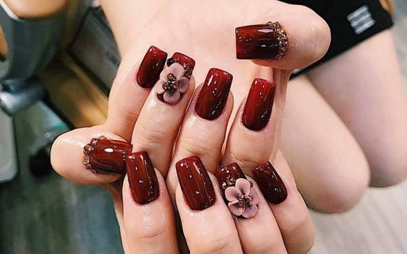 Những mẫu móng tay đính đá đẹp màu đỏ “hot trend” không thể bỏ lỡ - TungChi&#39;N